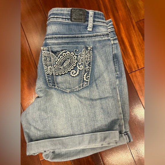 Love X Nation Women’s Size 10 Denim Short Embroidered Pockets. - Picture 7 of 7
